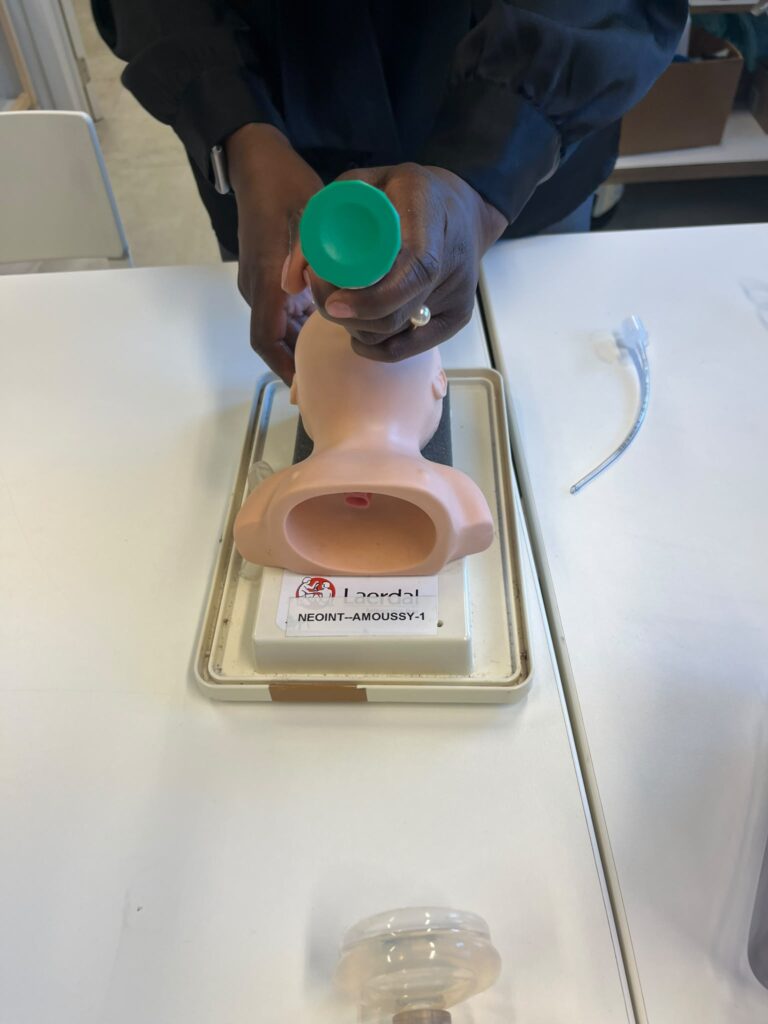 Manipulation de matériel sur une tête d’entraînement à l’intubation néonatale Laerdal.