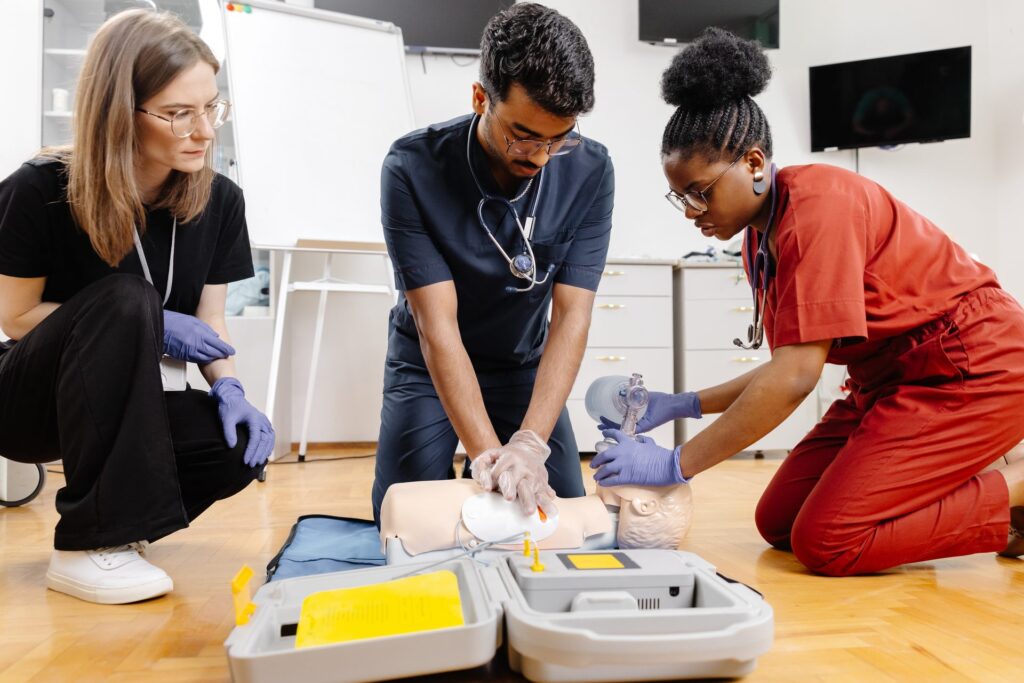 Atelier de formation aux gestes d’urgence sur mannequin, en petit groupe
