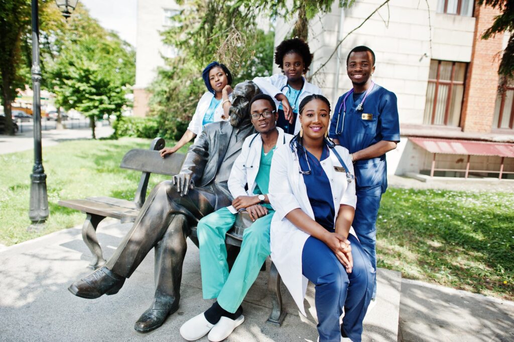 Groupe d’étudiants et de jeunes soignants souriants, réunis en extérieur