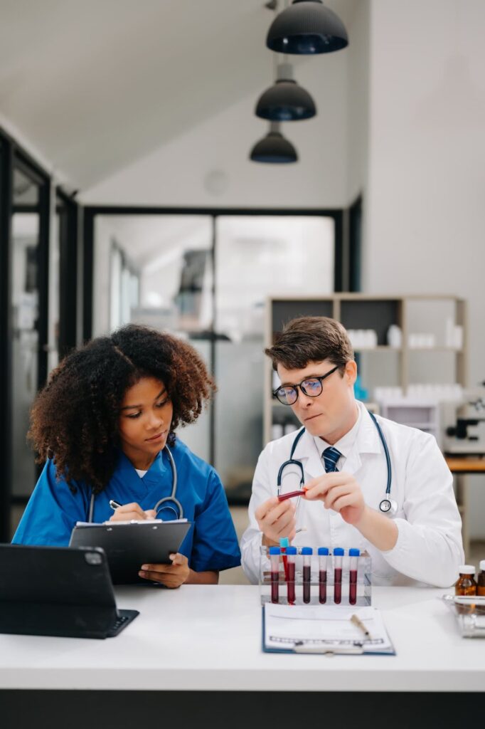 Une infirmière et un médecin analysent ensemble des données et des notes