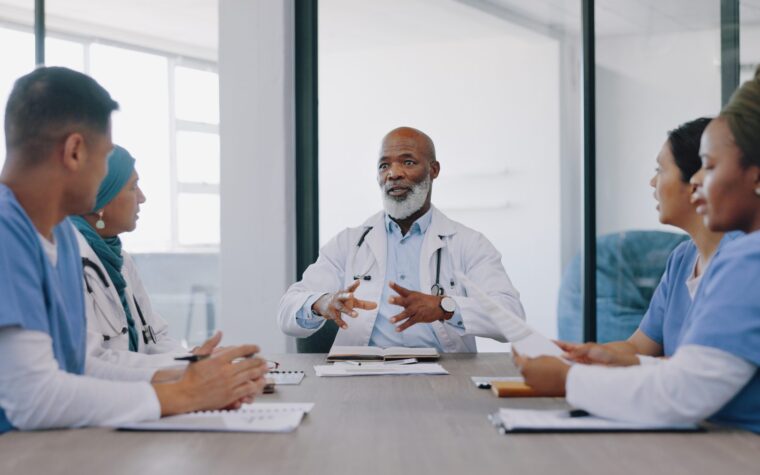 Réunion de travail entre médecins et infirmiers autour d’une table