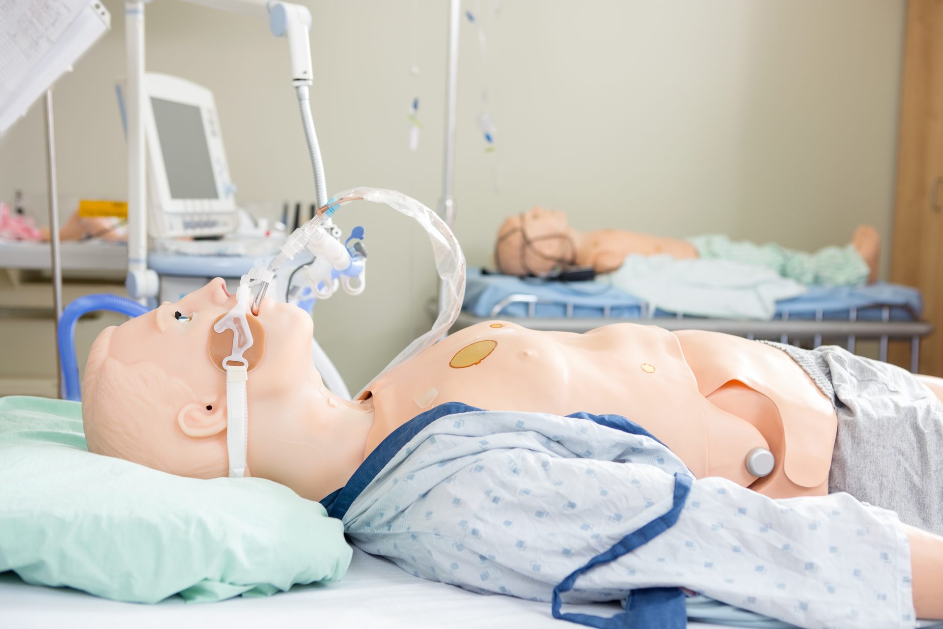 Salle de simulation médicale avec des mannequins de patients
