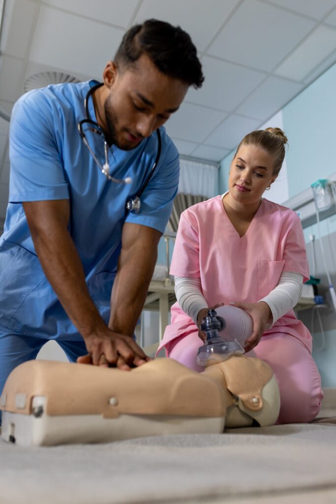 Deux soignants s’entraînent au massage cardiaque et à la ventilation sur un mannequin